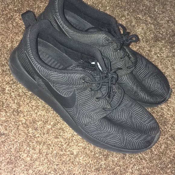 Nike Shoes - Nike shoes size 9 women’s Roshe one moire